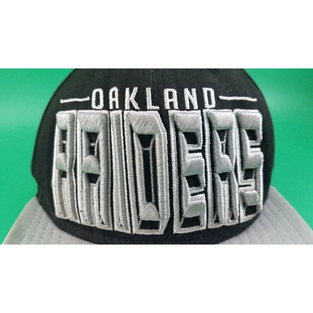 New Era Oakland Raiders NFL 9Fifty Snapback Cap Spellout Raised silver Letters